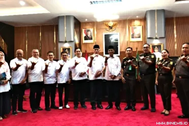 Gubernur Sumatera Barat, Mahyeldi Ansharullah, menerima...