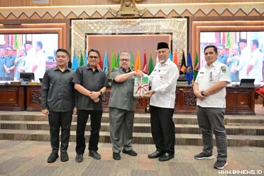 Gubernur Sumbar), Mahyeldi Ansharullah, menghadiri rapat...