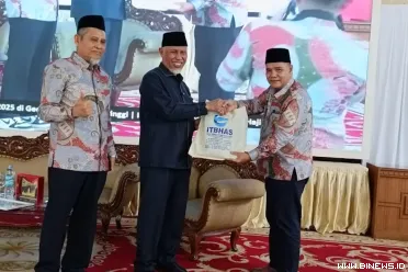 Gubernur Mahyeldi kuliah umum diITB HAS Bukittinggi tentang...