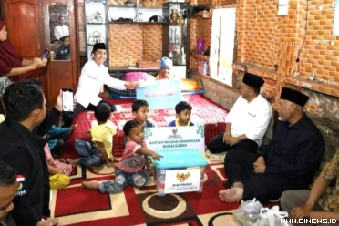 Gubernur Sumatera Barat Mahyeldi Ansharullah menyerahkan...