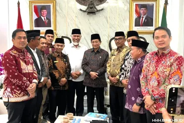 Gubernur Sumatera Barat Mahyeldi Ansharullah melakukan...