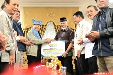 Bantuan senilai Rp1,6 miliar tersebut diserahkan langsung...