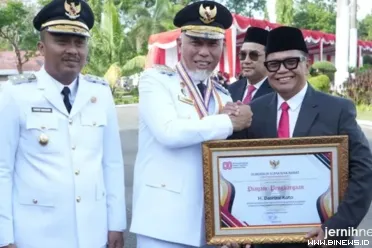 Penghargaan untuk pengusaha nasional asal Ranah Minang, H....