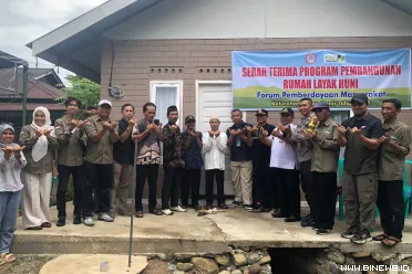 Mulyadi Syafi'i tak kuasa menahan haru saat menerima kunci...