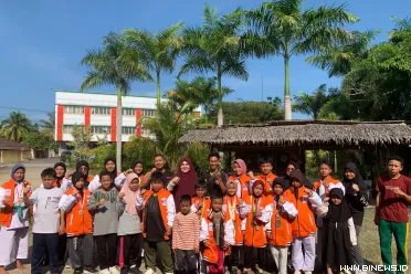 Nevi Zuairina bersama pemuda sahabat Nevi di Pasaman Barat....