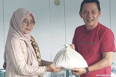 Metya PWI Sumbar Widya Navjs menyerahkan pamet khusus...