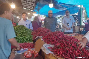 Kepala Perwakilan BI Sumbar bersama tim melakukan pantauan...