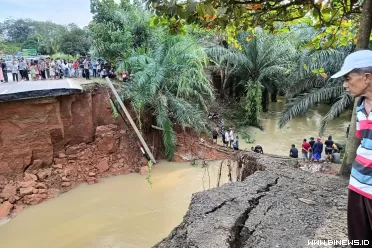 Jalan amblas yang terdapat di perbatasan Sumbar Jambi di...