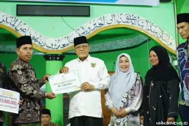 Bupati Dharmasraya, Annisa Suci Ramadhani yang diwakili...