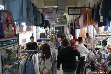 Aktivitas perdagangan di Pasar Pusat Padang Panjang mulai...