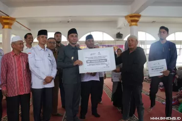 Penyerahan dana zakat tersebut dilakukan secara simbolis...