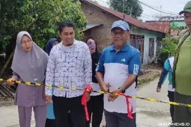 Anggota DPRD Kota Padang, H. Rusdi, ST MT meresmikan...