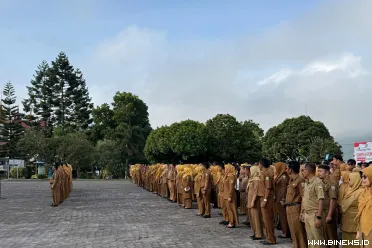 Kadis DPRKPP Retni Humaira Pimpin Apel Pagi Pemkab Solok.