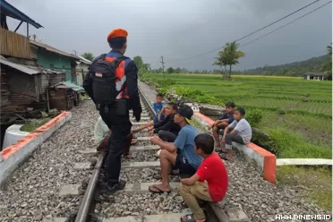 Petugas Polsuska KAI Divre II Sumbar mengamankan jalur KA...