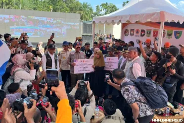 Kepala BNPB Suharyanto mendampingi Menko PMK Pratikno serta...