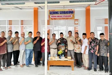 Ketua DPRD Kota Padang, Muharlion, meresmikan Gedung...