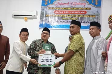 Ketua DPRD Sumbar Muhidi menyerahkan bantuan Al Qur'an ke...