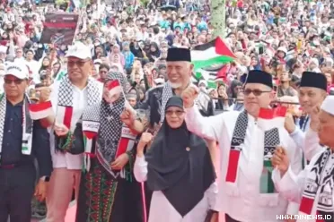 Ketua DPRD Sumbar, Muhidi, dalam Aksi Bela Palestina yang...