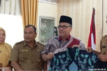 Ketua DPRD Sumbar Muhidi saat serahkan baju batik mepada...