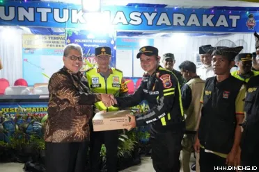 Ketua DPRD Provinsi Sumatera Barat (Sumbar) Muhidi bersama...