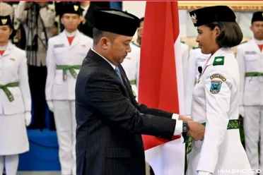 Rasa bangga, haru, dan penuh semangat terpancar dari wajah...