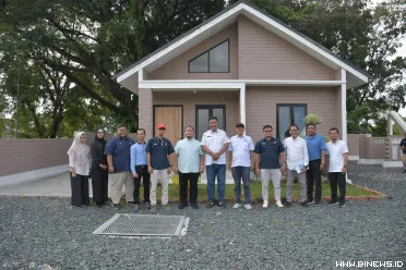 Ketua KADIN Sumatera Barat, Buchari Bachter, bersama Kepala...