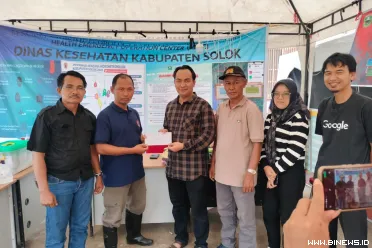 Kominfo Kabupaten Solok, Syafriwal, menyalurkan bantuan...