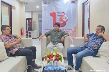 Ketua Umum KONI Sumatera Barat, Hamdanus, melakukan...