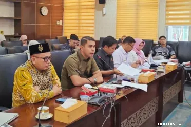 Ketua Umum KONI Sumbar Hamdanus dalam rapat kerja bersama...