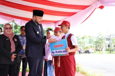 Wali Kota Padang, Fadly Amran, bertindak sebagai inspektur...