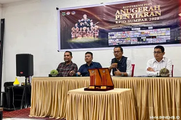 Ketua KPID Sumbar Robert Kenedy saat Konferensi Pers...