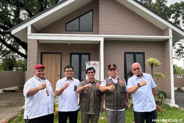 Badan Nasional Penanggulangan Bencana (BNPB) meninjau...