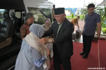 Gubernur (Sumbar Mahyeldi Ansharullah menyambut kedatangan...