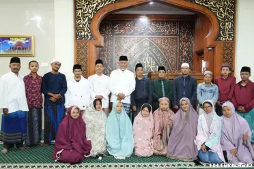 Gubernur Mahyeldi saat berbincang dengan remaja Masjid Ummi...