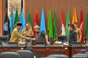 Gubernur Mahyeldi Ansharullah memberikan sejumlah masukan...
