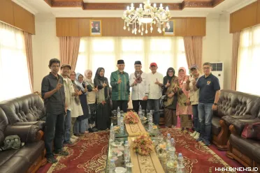 Gubernur Sumatera Barat, Mahyeldi Ansharullah, menerima...