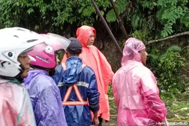 Gubernur Sumatera Barat, Mahyeldi Ansharullah, turun...