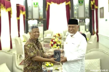 Gubernur Sumatera Barat Mahyeldi Ansharullah, menyambut...