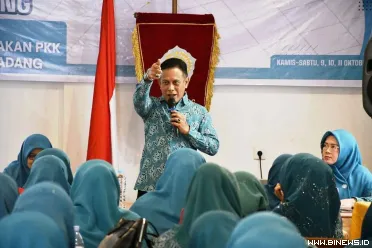 Kepala DP3AP2KB Kota Padang, Eri Sendjaya saat menutup...