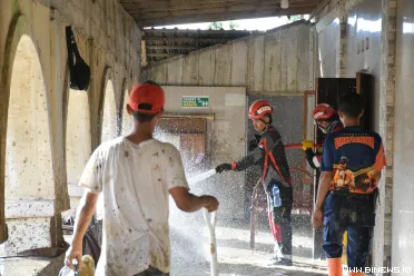 Deru air bertekanan tinggi terdengar memenuhi kawasan...