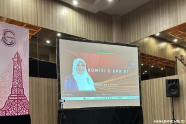 Anggota Komisi VI DPR RI dari Fraksi PKS, Hj. Nevi...