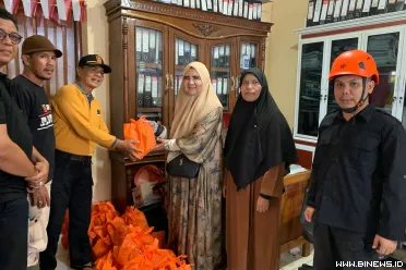 Anggota DPR RI dari Dapil Sumatera Barat II, Hj. Nevi...