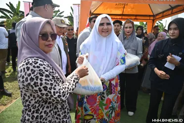 Anggota DPR RI Hj. Nevi Zuairina kembali menunjukkan...