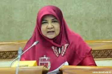 Anggota Komisi VI DPR RI dari Fraksi PKS, Hj. Nevi...