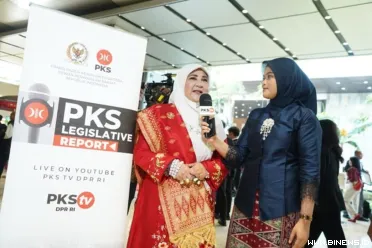 Anggota Komisi VI DPR RI dari Fraksi PKS, Hj. Nevi...