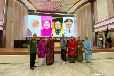 Anggota DPR RI dari Dapil Sumatera Barat II, Hj. Nevi...
