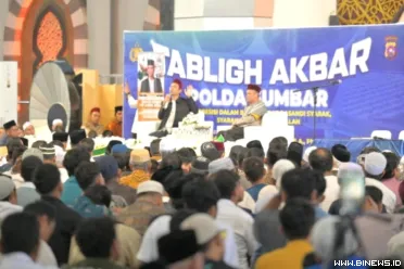 Ribuan jemaah memadati Masjid Raya Syekh Ahmad Khatib...