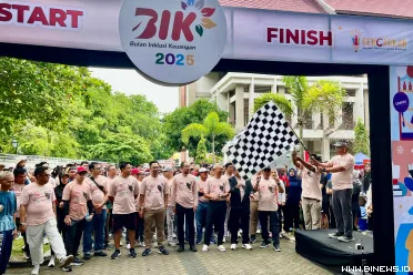 Kepala OJK Sumatera Barat, Roni Nazra melepas peserta jalan...