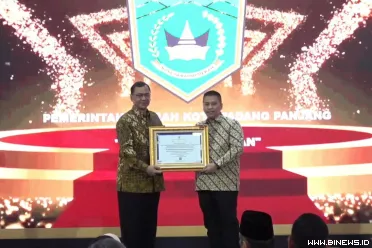 Senyum bangga terpancar dari wajah Wali Kota Padang...