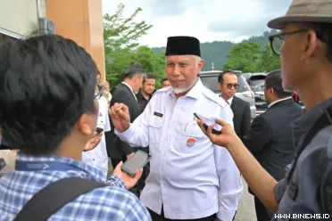 Gubernur Sumatera Barat, Mahyeldi Ansharullah menyambut...